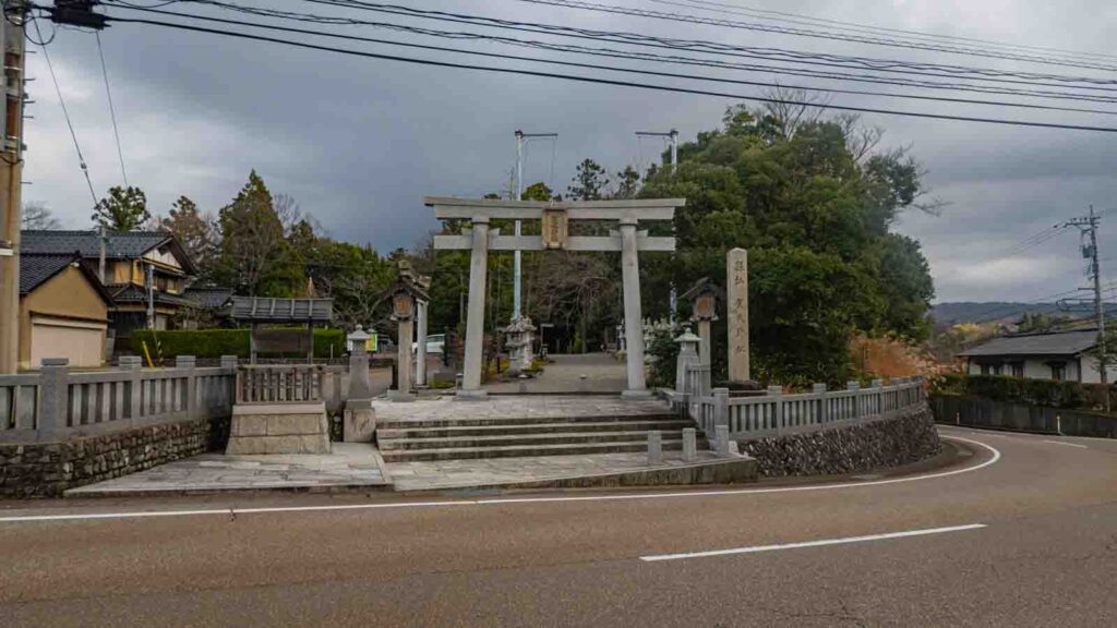 石川県かほく市の賀茂神社の正面です。