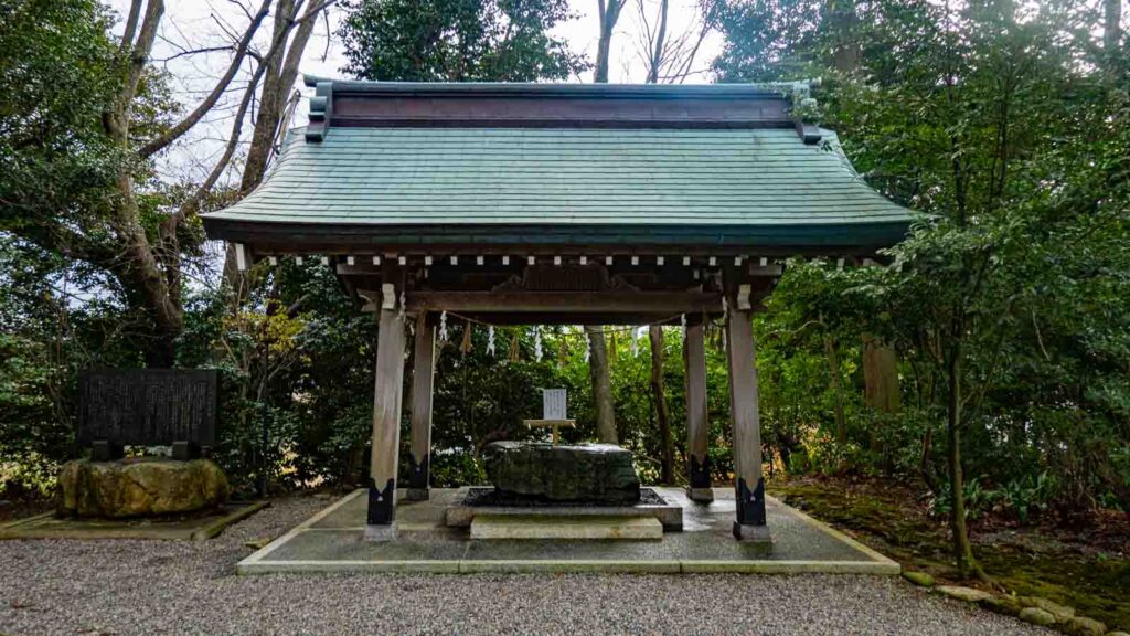 石川県かほく市の賀茂神社の手水舎です。