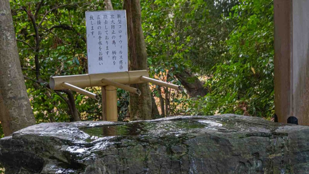石川県かほく市の賀茂神社の手水鉢です。