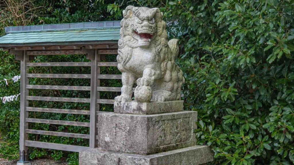 石川県かほく市の賀茂神社の右側の狛犬です。