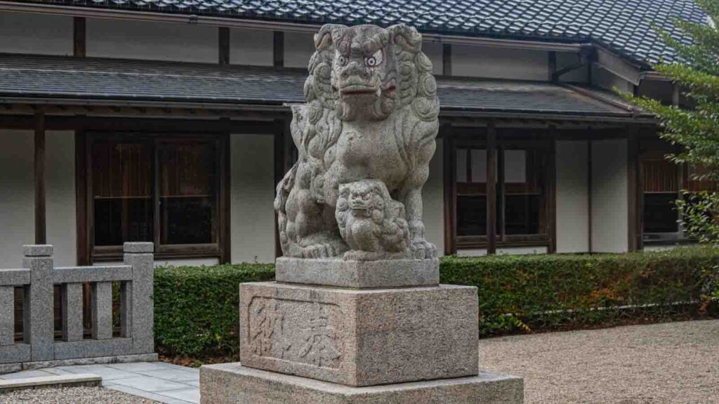 石川県かほく市の賀茂神社の左側の狛犬です。