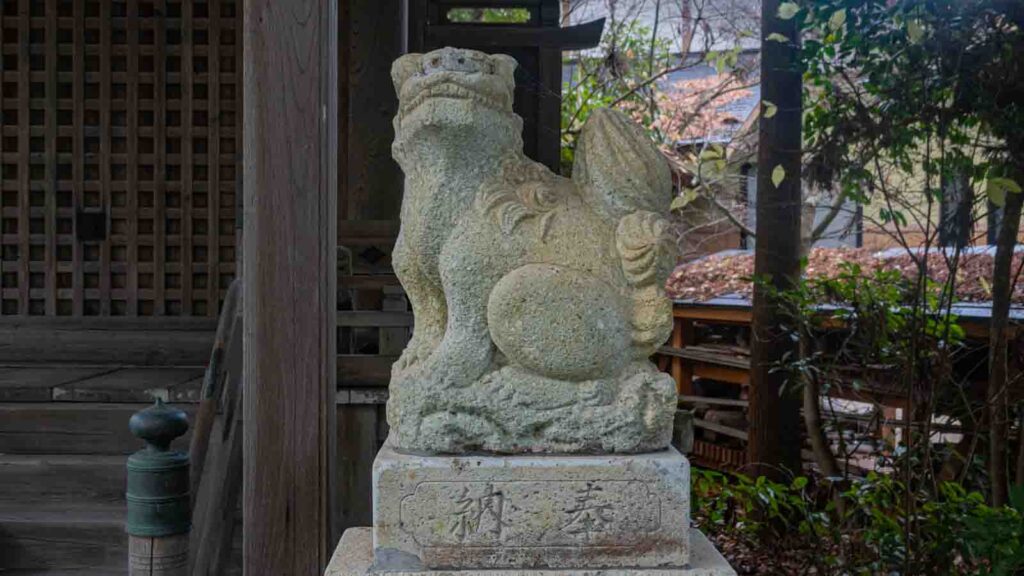 石川県かほく市の賀茂神社の旧本殿の右側の狛犬です。
