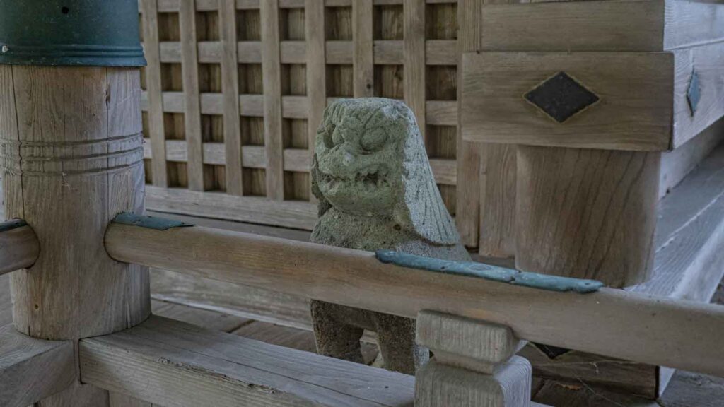 石川県かほく市の賀茂神社の旧本殿の右側の狛犬です。